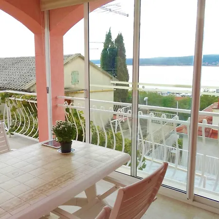 Lush And Sunny With Balcony And Sea View Apartment *
